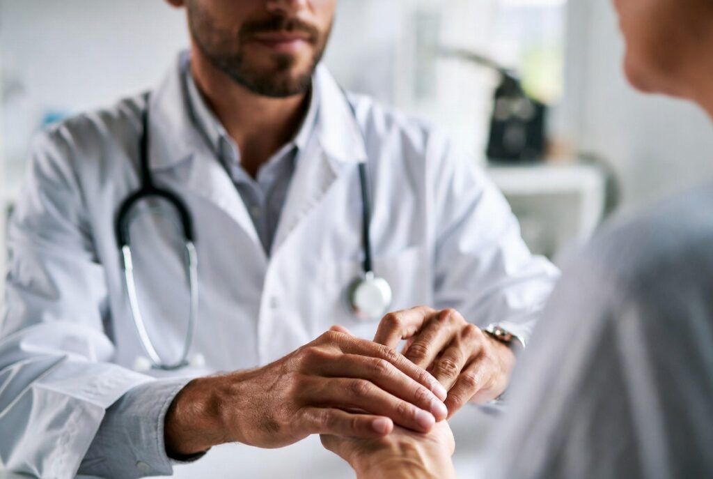 Profissional de saúde verificando frequência cardíaca no pulso radial de paciente