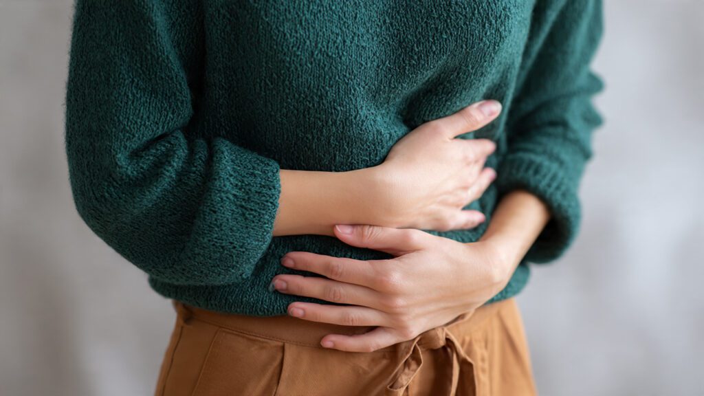 mulher com dor abdominal baixa associada à infecção urinária