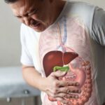 Dor no lado direito da barriga — imagem ilustrativa de pessoa com dor abdominal do lado direito, indicando região do abdômen