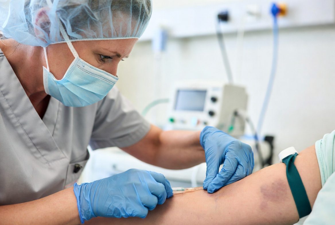 punção venosa — enfermeira realizando acesso venoso periférico em paciente adulto no ambiente hospitalar