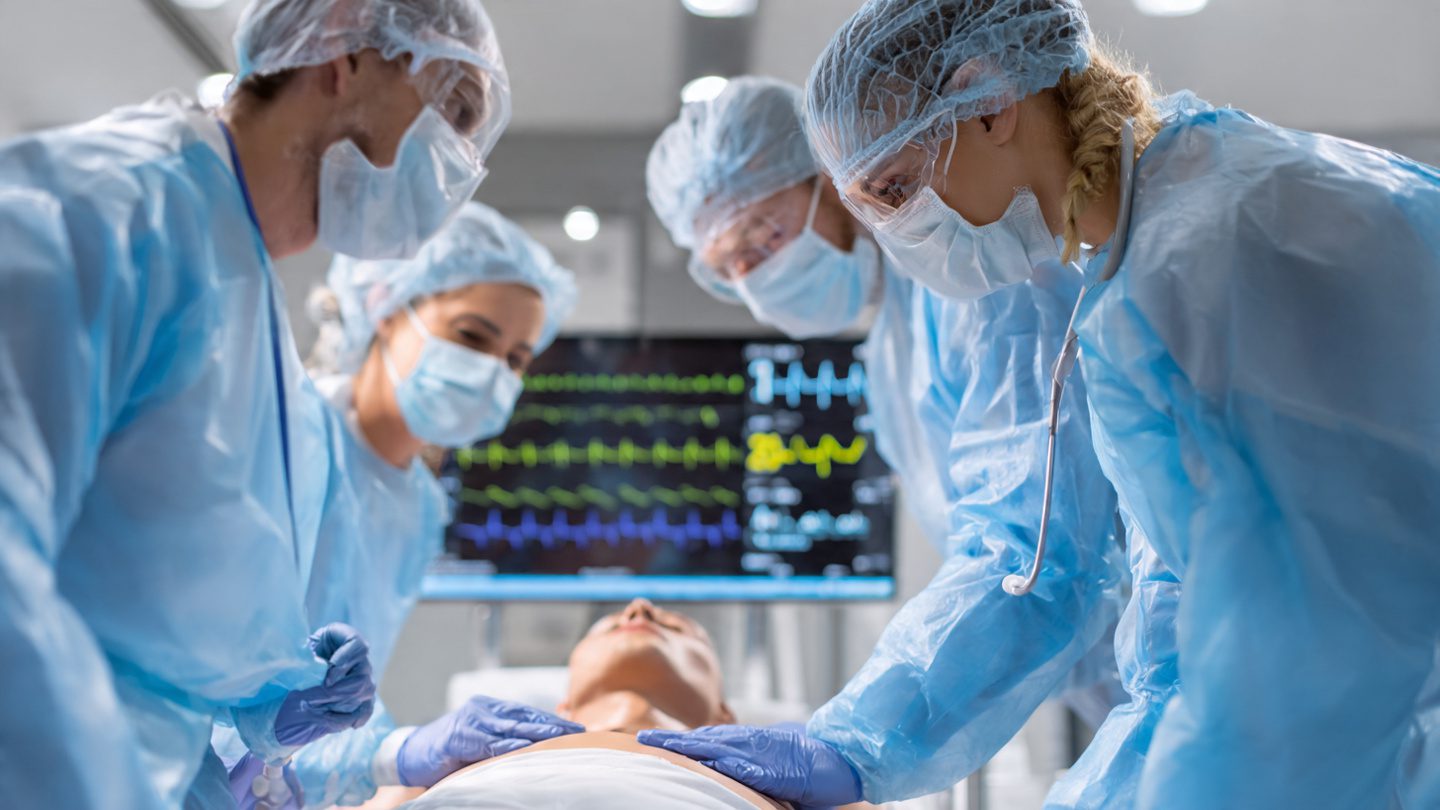 Equipe de saúde aplicando o Protocolo de RCP 2026 em ambiente hospitalar.