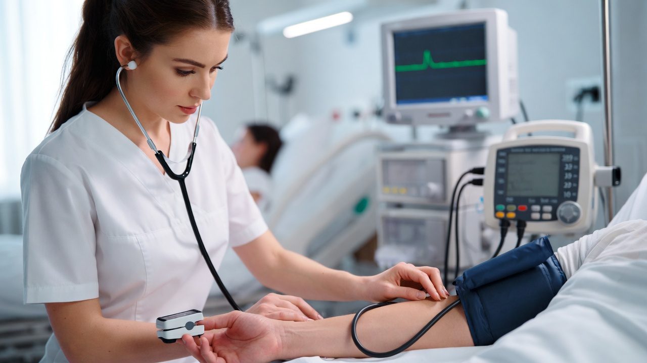 sinais vitais — enfermeira aferindo pressão arterial, frequência cardíaca e saturação de oxigênio em paciente hospitalizado