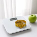 Equipamentos para medição de peso e altura para cálculo de IMC.