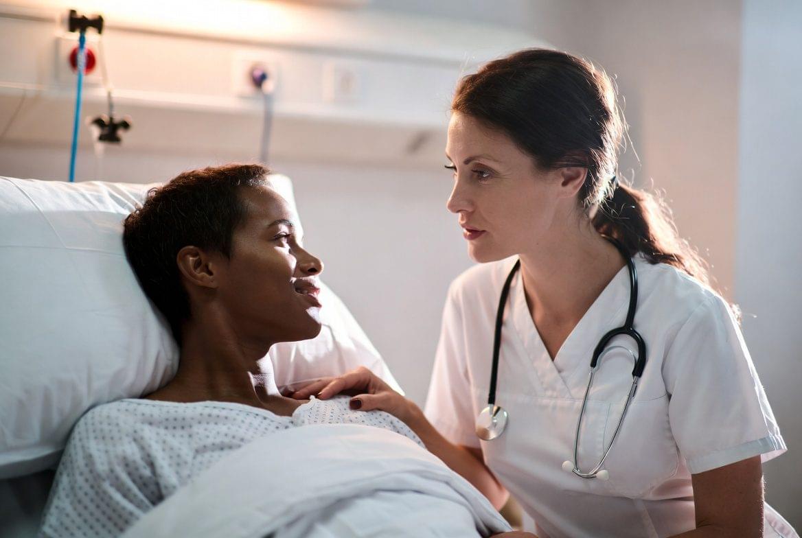 Enfermeira realizando acolhimento humanizado com paciente em recuperação de dependência química