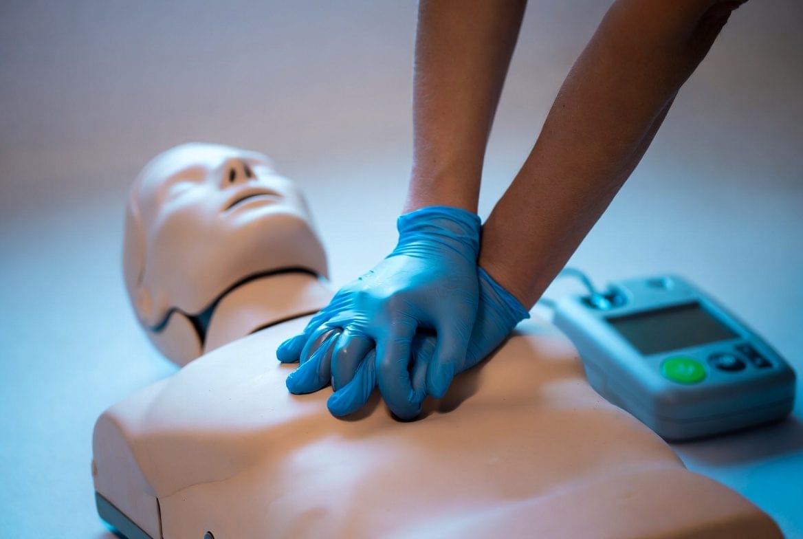 Treinamento de diretrizes de RCP com manequim e desfibrilador.
