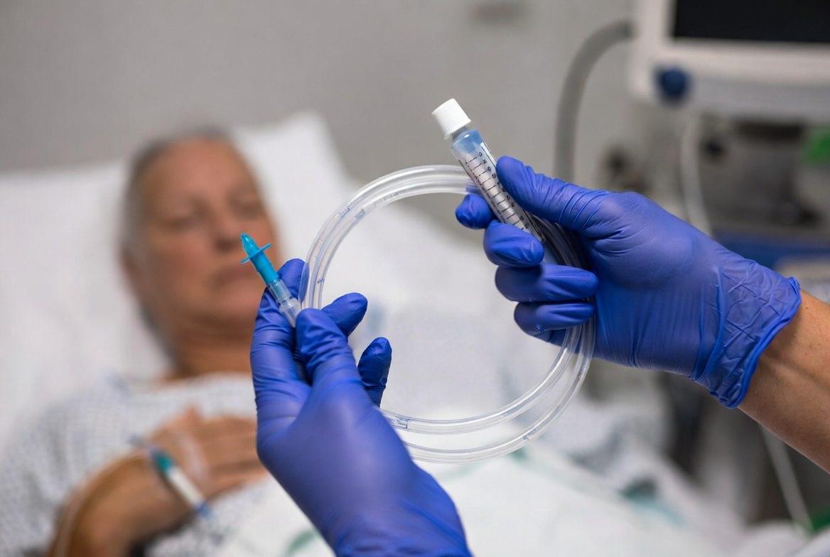 Enfermeiro preparando material para sondagem nasogástrica.