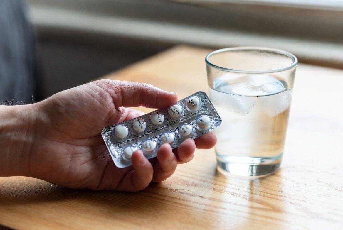 Medicamento Varfarina (Marevan) em comprimidos sobre a mesa.